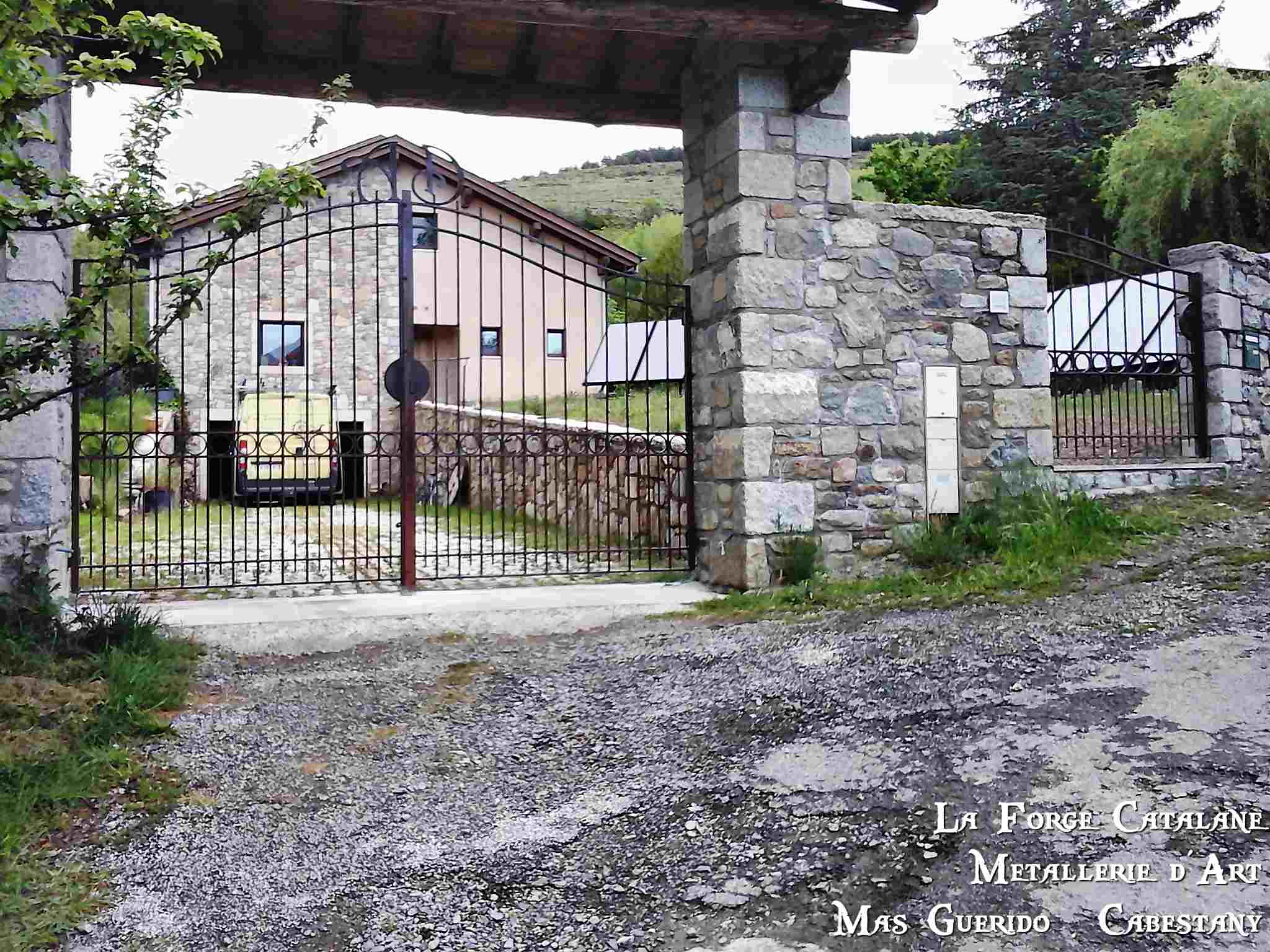 portail 2 vantaux rouille vernis motifs ronds forge catalane 6.jpg